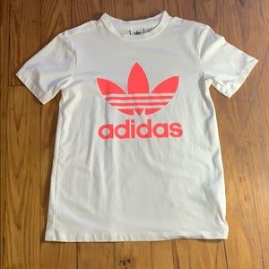 white and pink t-shirt